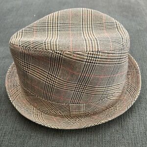 Adult women’s plaid hat.